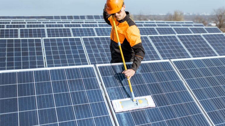 Useful tips for cleaning the solar panels